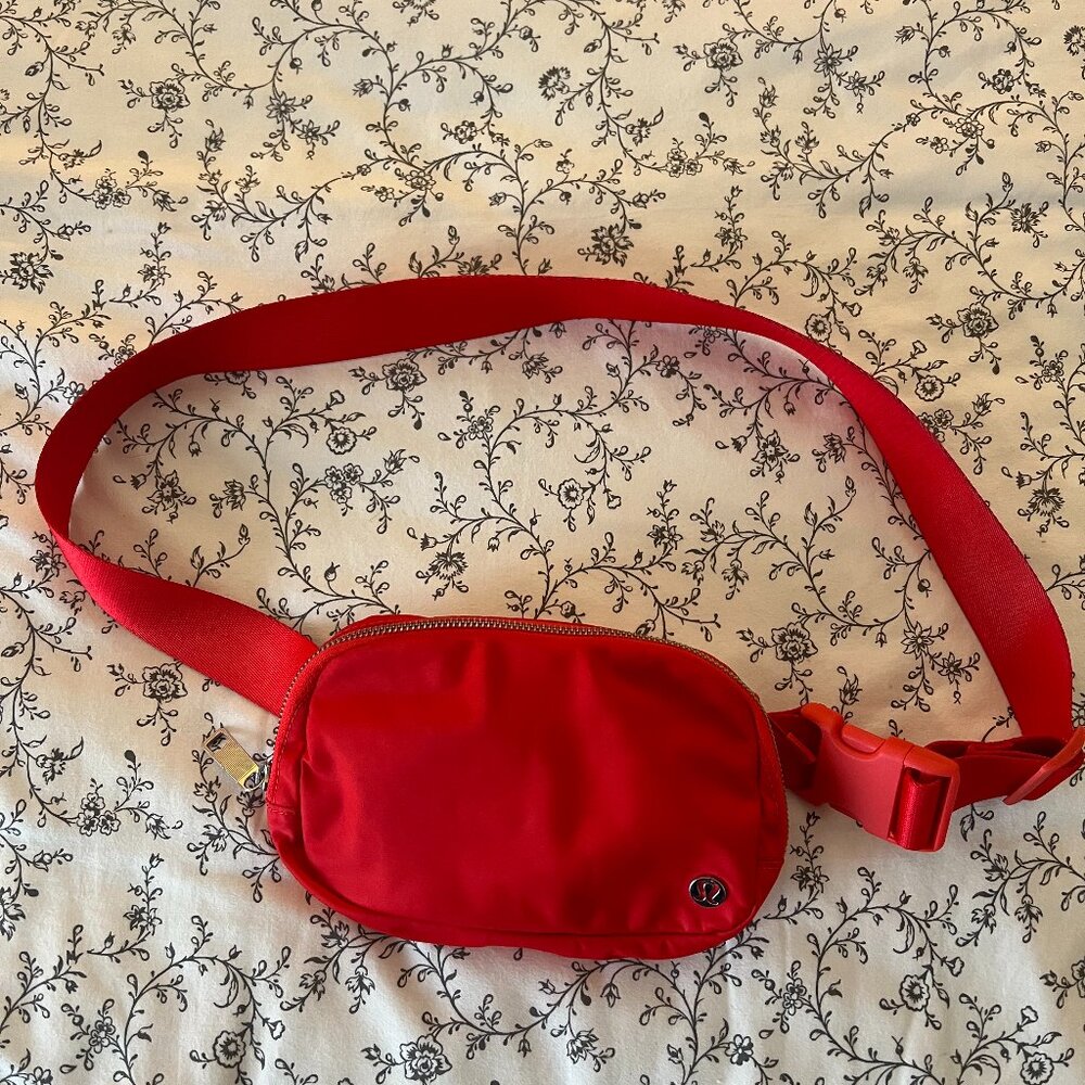 Lululemon Everywhere Belt Bag 1L - Love Red